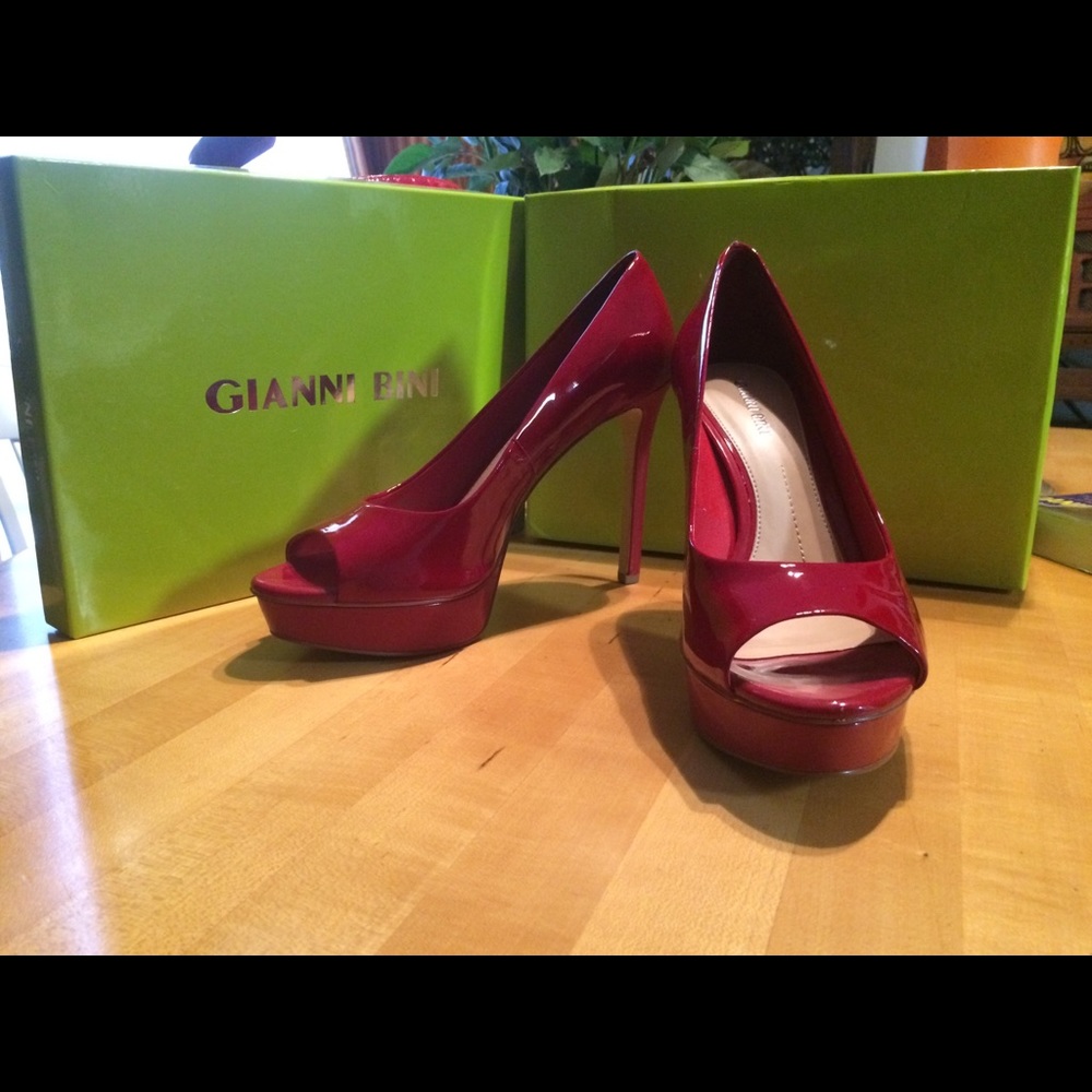 Gianni Bini red patent leather peep toe platforms